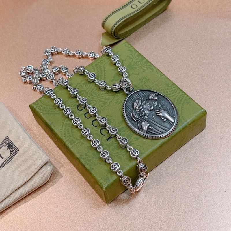 G*u*i necklaces